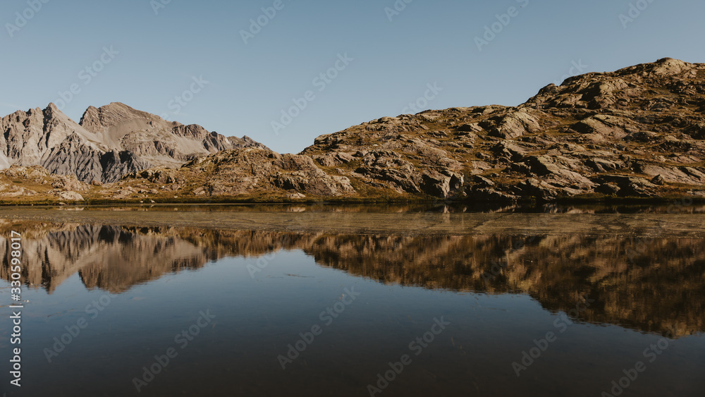 Effet miroir des montagnes dans le lac - Parc National du Mercantour