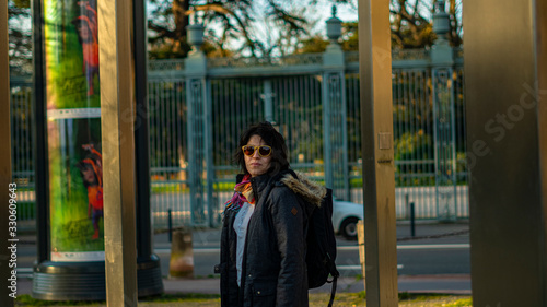 viajera, mujer, anteojos de sol,  mochila, chaqueta, cielo, parque, modelo, soleado, contraluz, verano, atardecer, abrigo, pañuelo photo