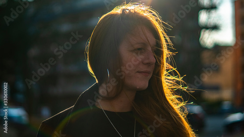 viajera, mujer, anteojos de sol, peliroja, parque, instagram, soleado, contraluz, verano, atardecer, abrigo, pañuelo, meditando, gafas de sol. photo