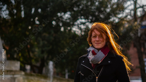 viajera, mujer, anteojos de sol, pelirroja, parque, soleado, contraluz, verano, atardecer, abrigo, pañuelo, meditando, gafas de sol. photo