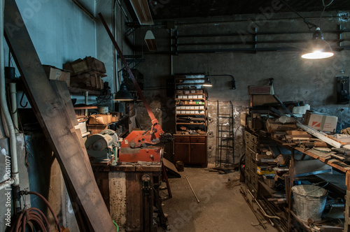 Werkzeuge und Details in einer historischen Lederprägeanstalt