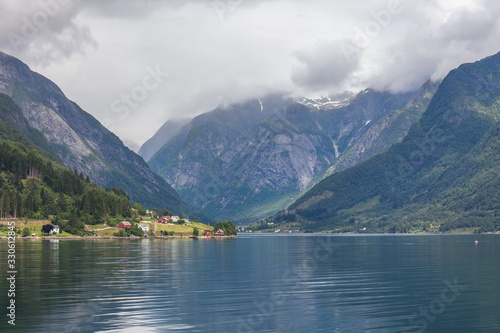 Fantastisk utsikt med fjord och berg. Vacker reflektion. selective focus photo