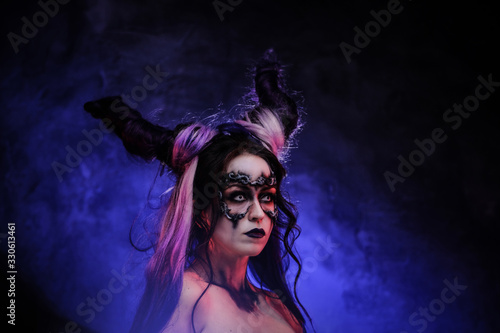 Photos Portrait photo of a mystic young girl in a magic creature cosplay, wearing dark
