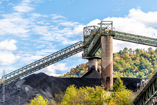 Photo Charleston, West Virginia, USA city with coal mound and industrial factory conve