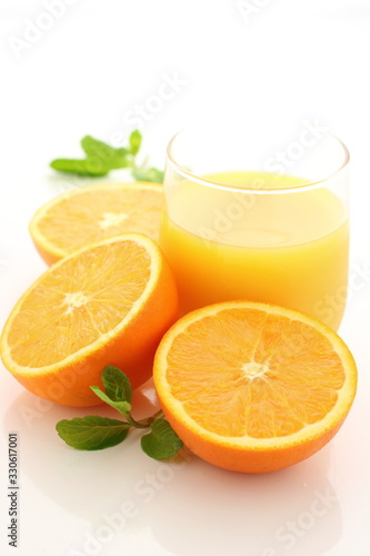 オレンジと果汁