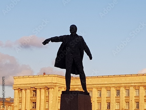 Tableau sur toile statue of Lenin in cuty square