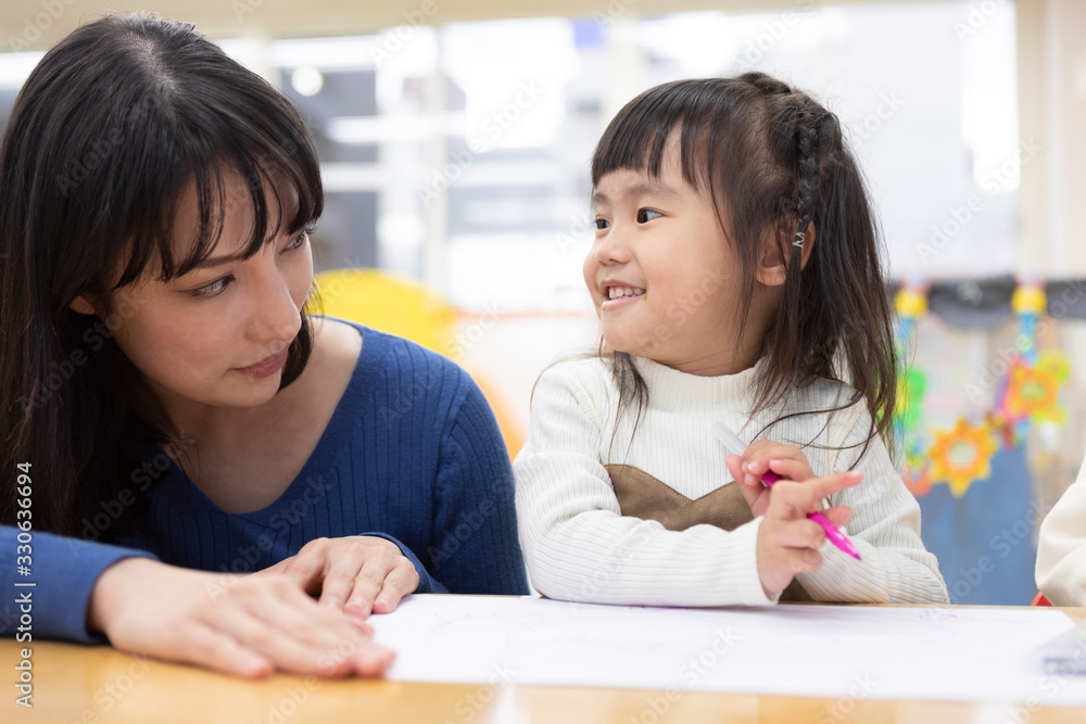 お絵かきをする子ども お絵かきをする子ども