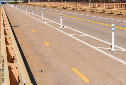 фотографія A bike lane on a bridge in Pittsburgh, Pennsylvania, USA on a sunny winter day