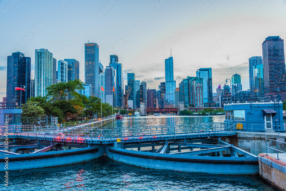 Fototapeta premium Chicago Harbor Lock in Chicago River in Illinois USA