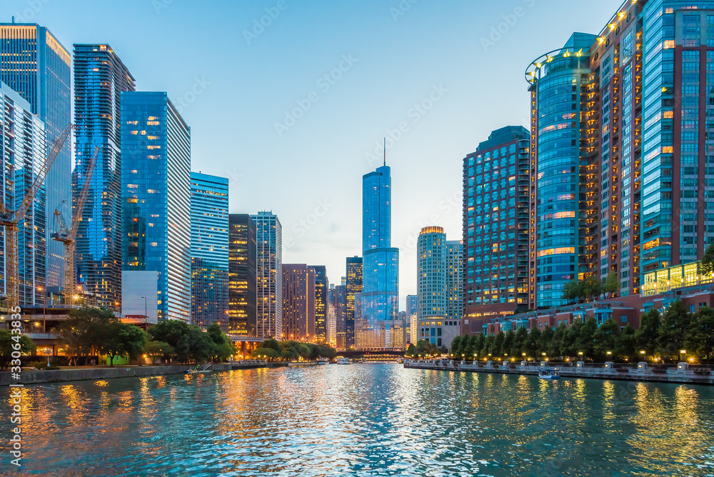 Fototapeta premium Piękny widok na panoramę kanału rzeki chicago w Chicago w stanie Illinois w USA