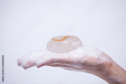 The novel coronavirus pneumonia is scientifically washed by holding a white foam on one hand, disinfecting hand soap or disinfecting soap with 75% alcohol.