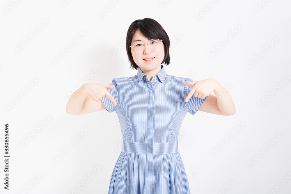 ポイントを指し示すワンピースを着た女性 ポイントを指し示すワンピースを着た女性