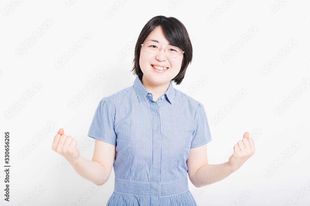 ガッツポーズをするワンピースを着た女性 ガッツポーズをするワンピースを着た女性
