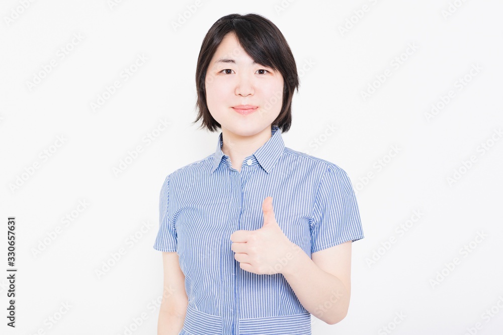 グッドのポーズをするワンピースを着た女性 グッドのポーズをするワンピースを着た女性
