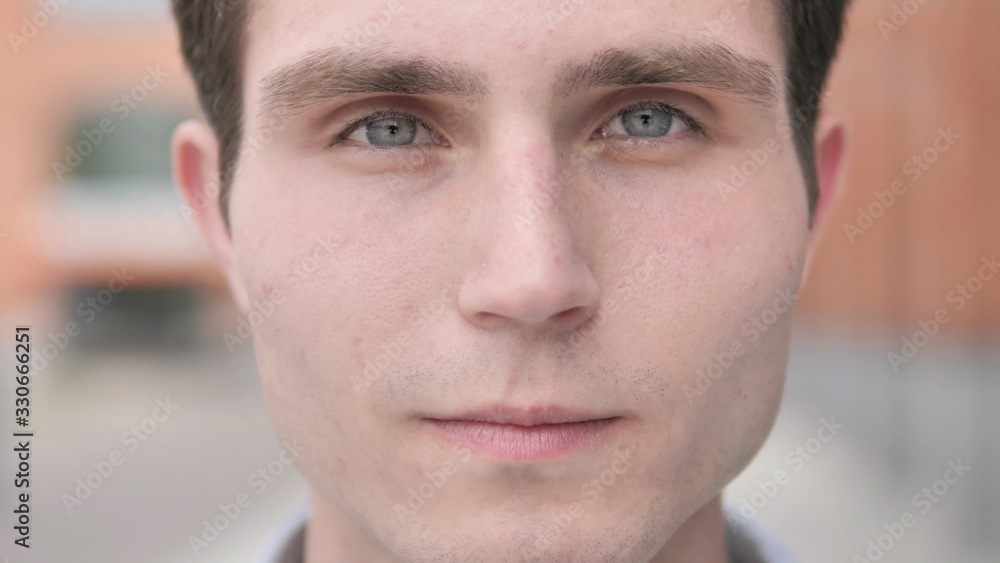 Obraz premium Odkryty Zbliżenie twarzy młodego człowieka
