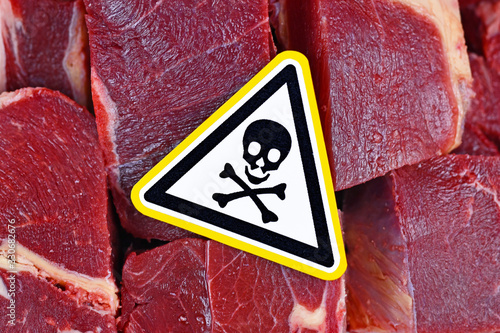 Foto Harmful bacteria in meat for human consumption concept, showing chunks of red me