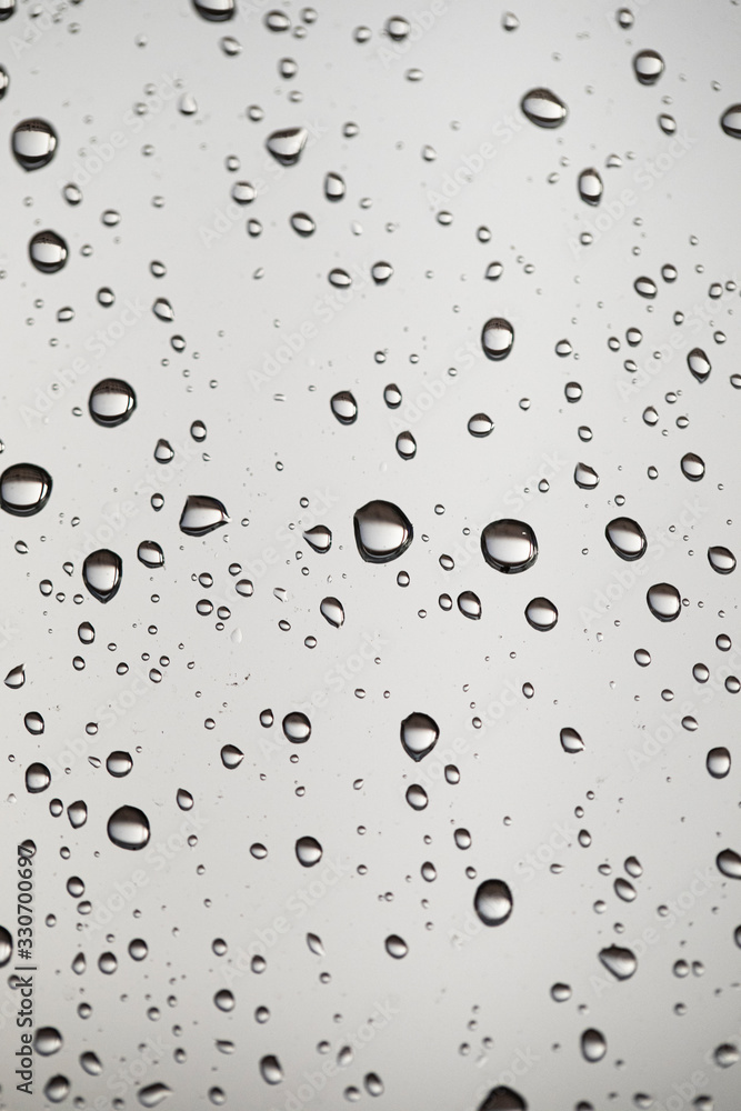 Gotas de agua de lluvia sobre cristal
