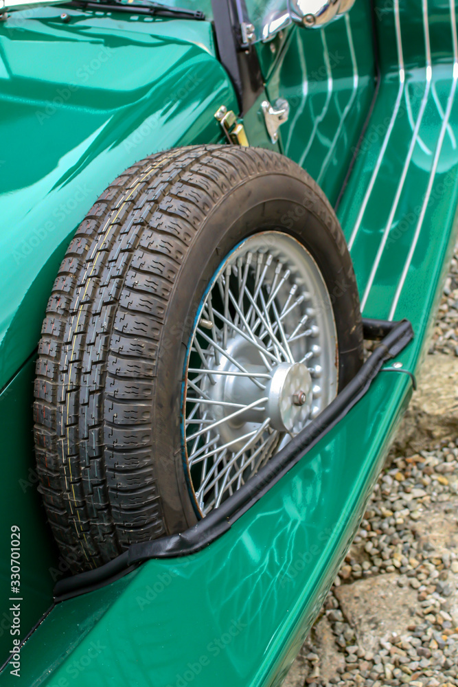 Fototapeta premium Roue de secours sur véhicule ancien