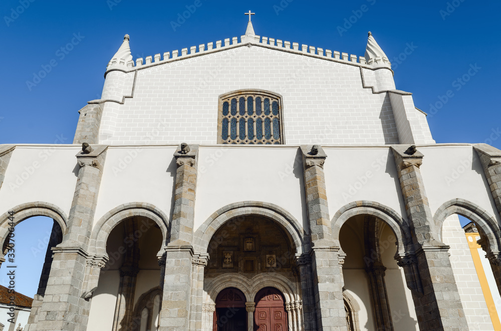 Exterior view of the Igreja de Sao Francisco (Church of Saint Francis) in Evora, Alentejo (Portugal). The site is famous for its interior Capela dos Ossos, a chapel covered by human bones