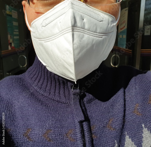 마스크 쓰고 있는 사람
