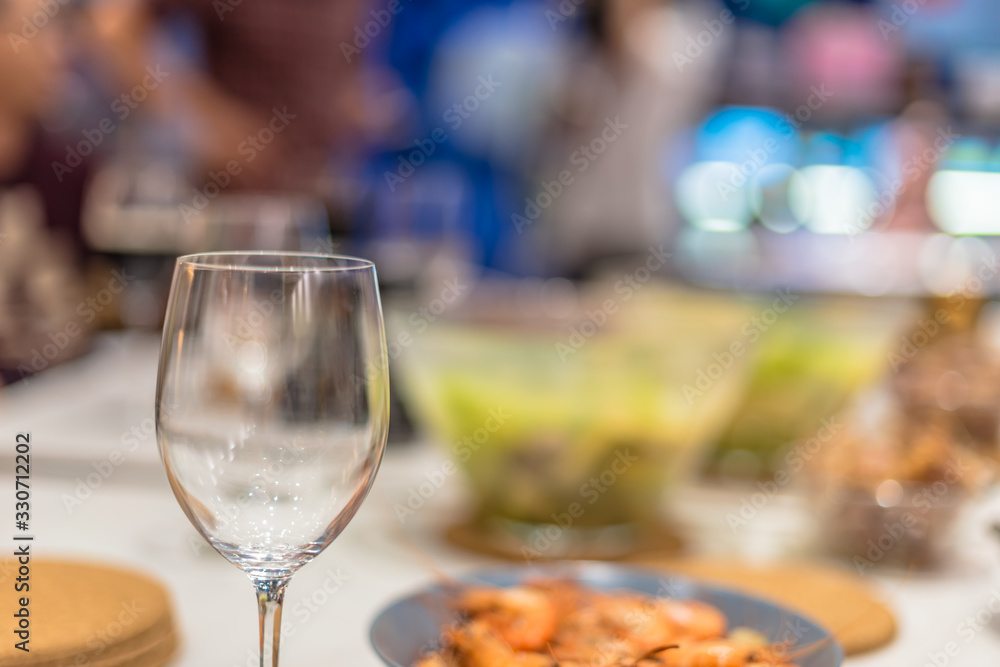 During the family dinner on weekends, wash and cook in the kitchen During the family dinner on weekends, wash and cook in the kitchen
