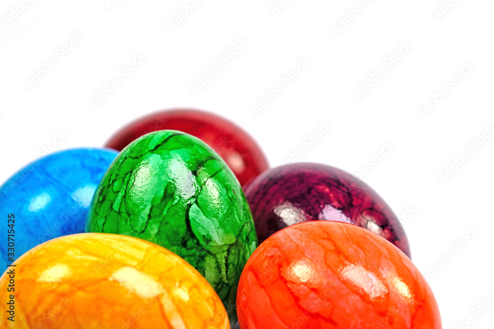 Bunte Ostereier vor weißem Hintergrund Bunte Ostereier vor weißem Hintergrund