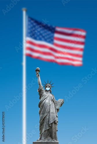 La statue de la liberté masquée pour le coronavirus © shocky