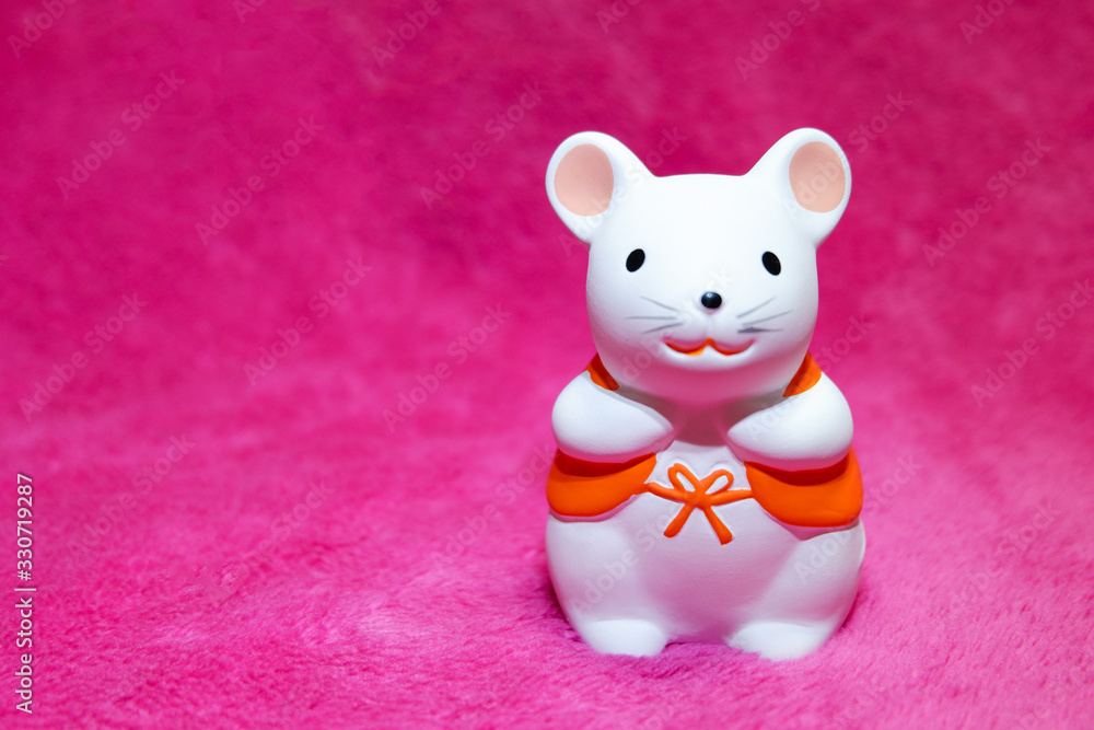 Obraz premium ねずみ, 年賀状, 干支, 正月, 正月飾り, 年賀, 干支置物, 年賀状素材, 正月素材, 背景ピンク, フェイクファー, マウス, 雑貨, 小物, もこもこ, 毛布, コピースペース, ファー, コピーエリア, テキストスペース, テキストエリア, 文字エリア, 背景, 素材, 壁紙, 2020年1月, 1月, 1月1日, 正月休み, かわいい, 横位置, 横, 和風, ピンク