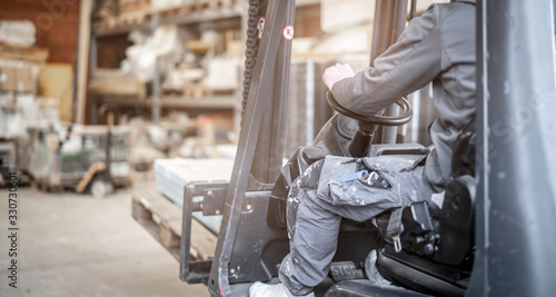 Staplerfahrer bei der Arbeit photo