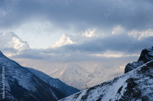 Grandes monta  as nevadas del Himalaya con grandes nubes