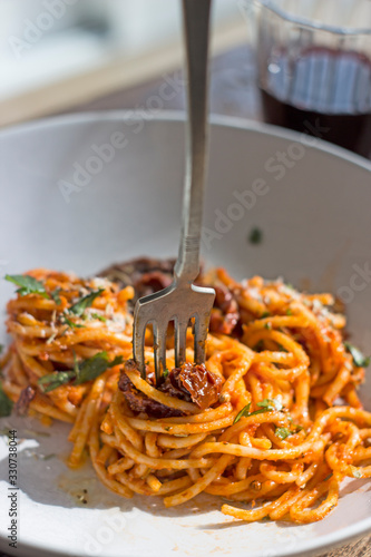 Plato de pasta con tomate y carne