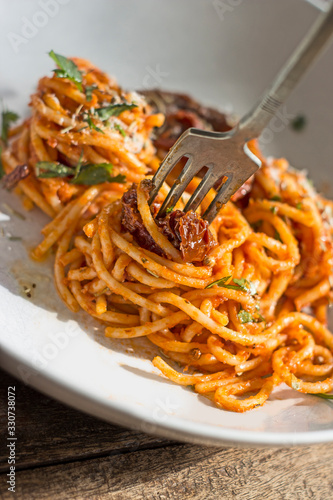 Plato de pasta con tomate y carne