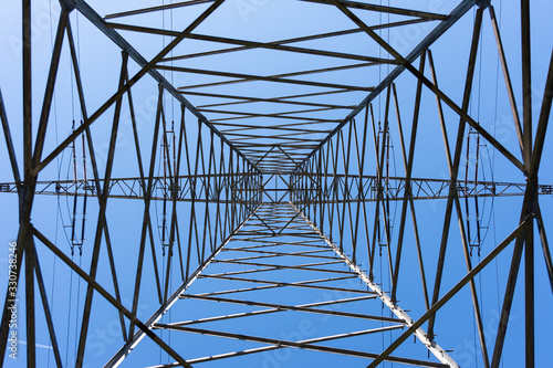Foto Strommast in der Mitte von unten unter blauem Himmel