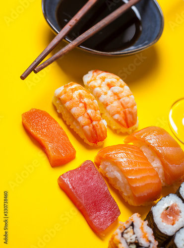 Varias porciones de Sushi con salsa de soja horizontal