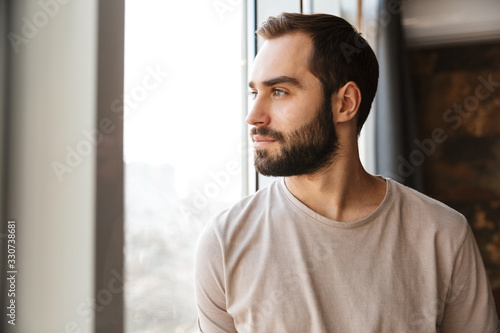 Carta da parati Handsome young bearded man