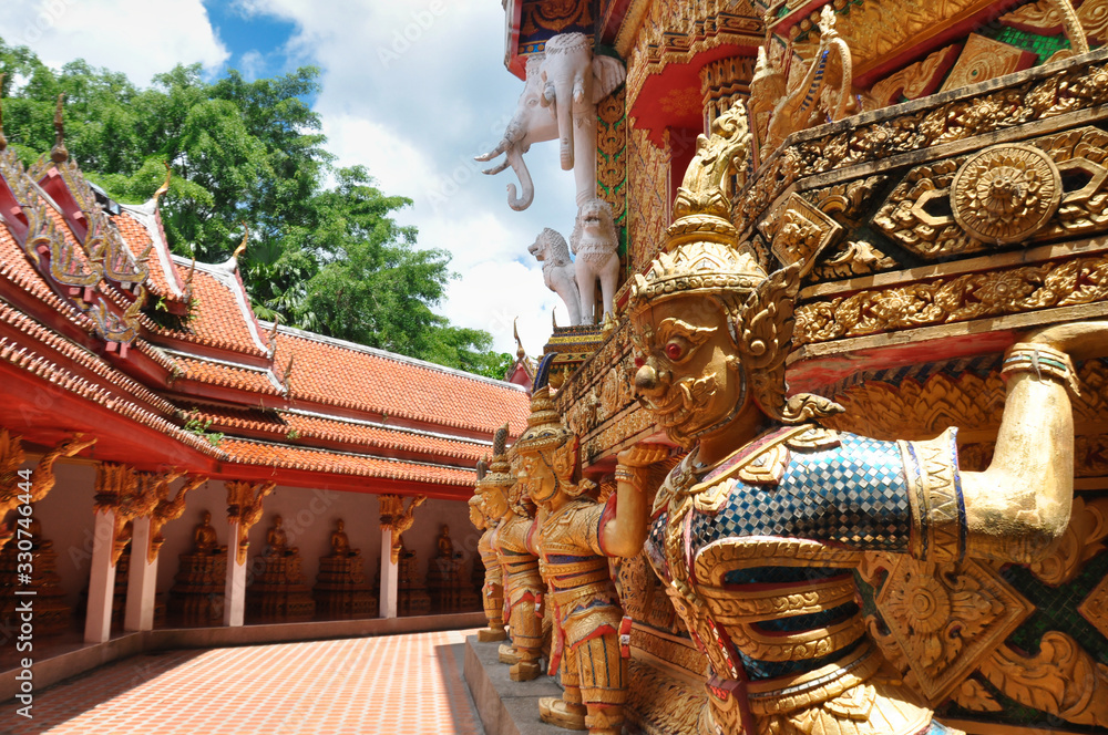Fototapeta premium Wat Bang Riang oder Wat Rat Uppatham in Phang Nga Thailand