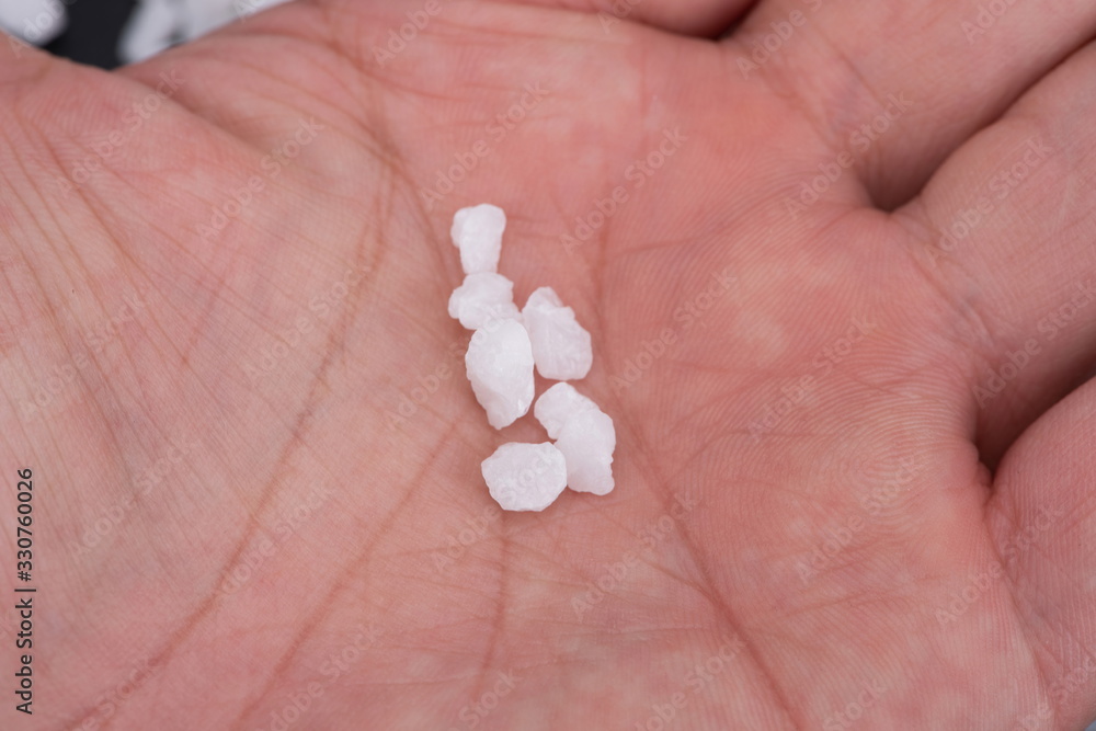 In the black background, the white mixed rare earth extract is an important material for making high-end weapons, metallurgical industry and petrochemical industry In the black background, the white mixed rare earth extract is an important material for making high-end weapons, metallurgical industry and petrochemical industry