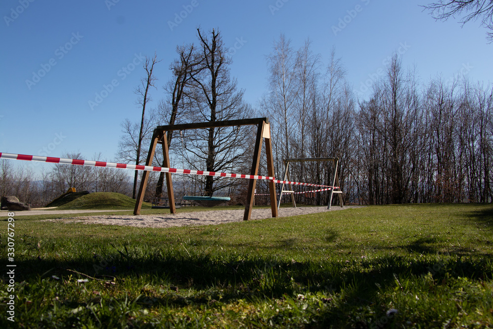 wegen Corona Spielplatz bereits abgesperrt wegen Corona Spielplatz bereits abgesperrt