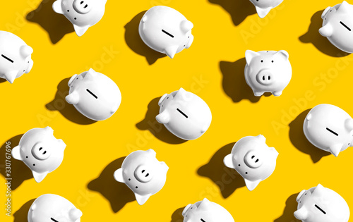 Foto White piggy banks overhead view - flat lay