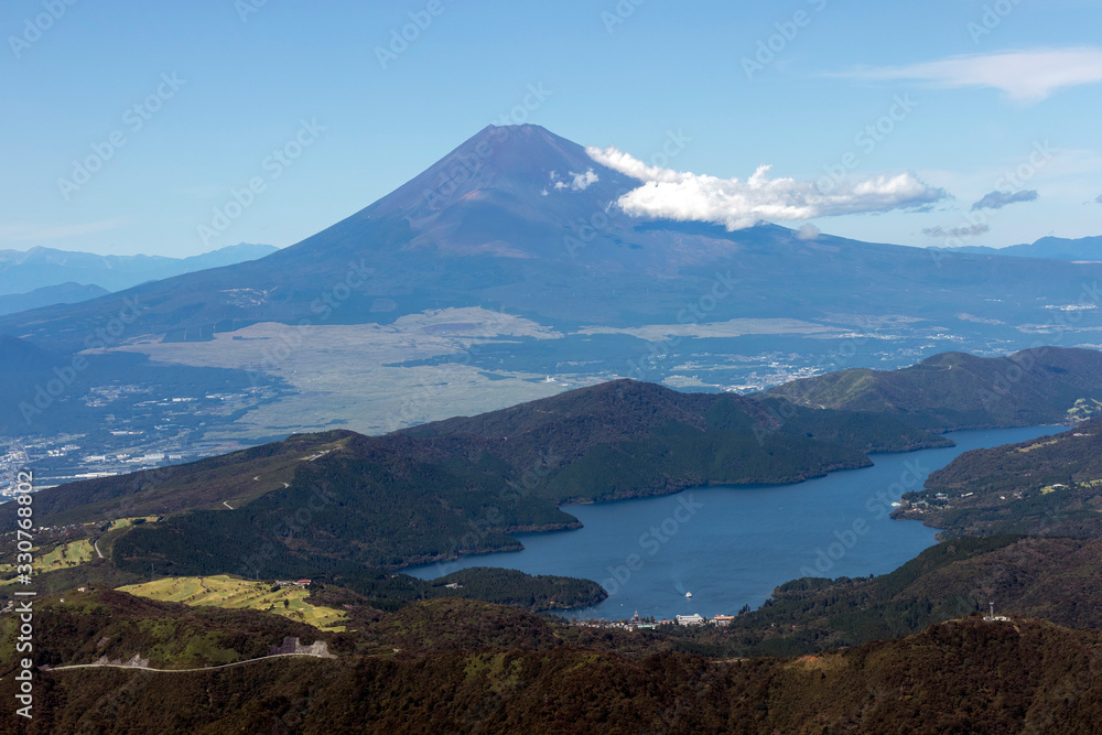 芦ノ湖上空から富士山を空撮