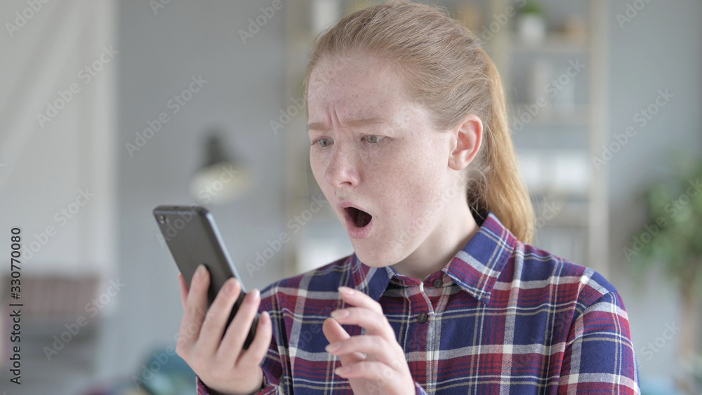 The Young Woman Using Smartphone With Shocked Expression The Young Woman Using Smartphone With Shocked Expression
