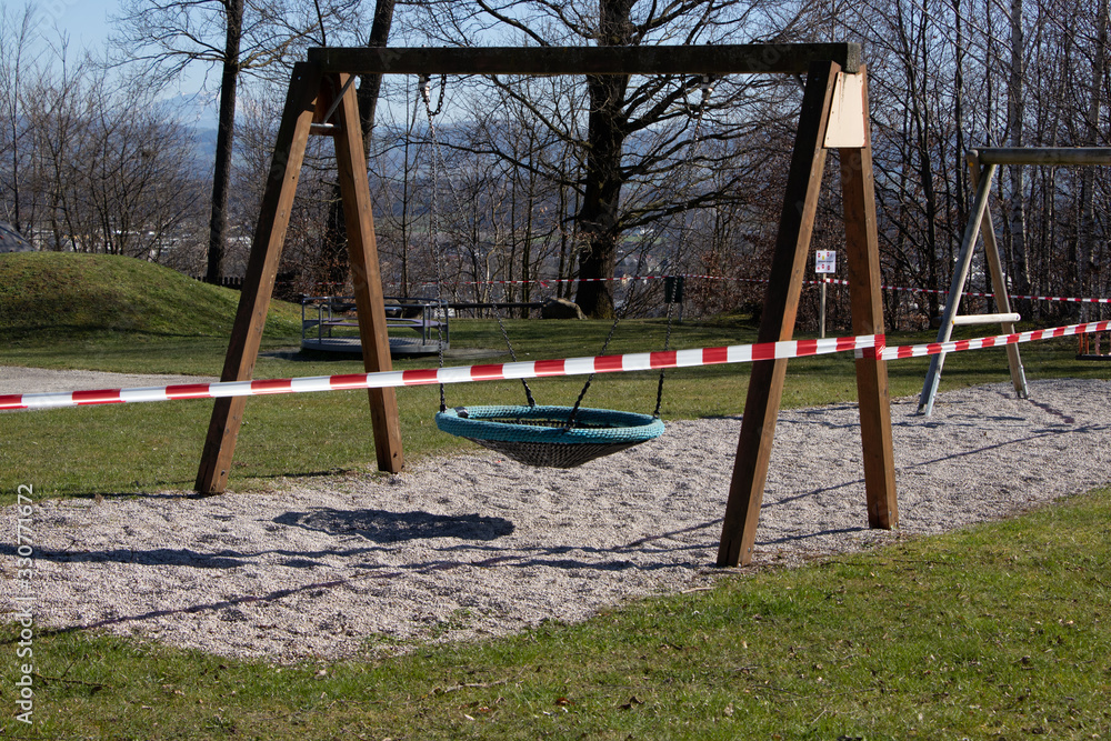Fototapeta premium Spielplätze bereits abgesperrt wegen Corona-Virus