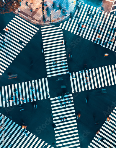 Fotografía Aerial view of people crossing a big intersection in Ginza, Tokyo, Japan at nigh