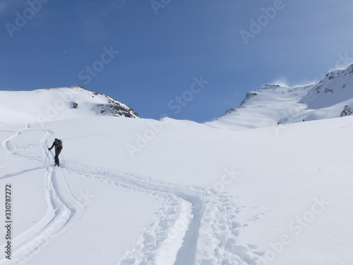 Skieurs de ski de randonnée et alpiniste en montagne qui skient sur la neige et la glace en plein soleil des alpes dans le Queyras de saint Véran