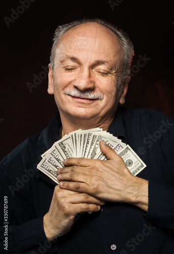 Fototapete old man with dollar bills