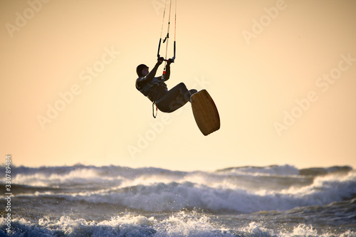Silhouette von einem Kitesurfer im Sonnenuntergang