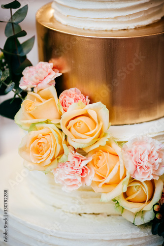 Hochzeitstorte mit Blumen im Boho-Stil Details