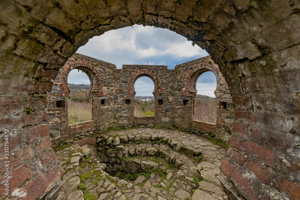 Obraz premium Wide angle of The Moorish tower at Castlewellan forest Park, County Down, Mournes area of natural beauty, Northern Ireland