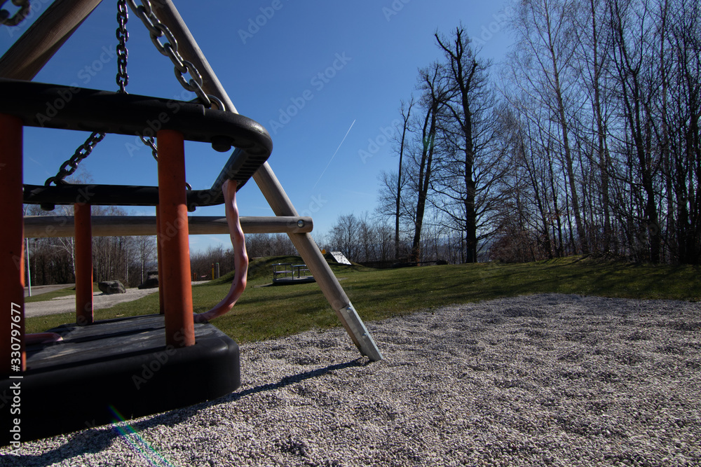 Fototapeta premium leere Schaukel bei Sonnenschein