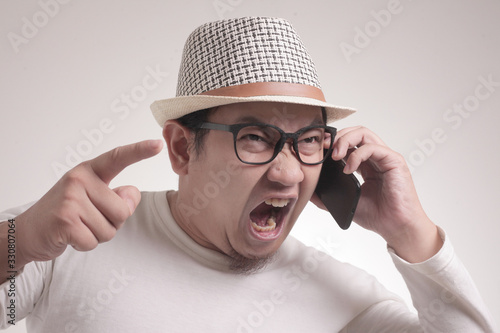 Foto Young Man Getting Bad News on Phone, Shocked and Angry